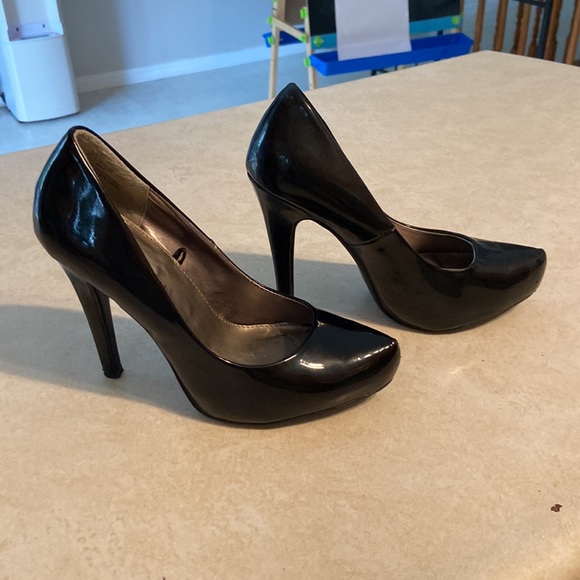 Worn Jules + James Black Pumps, 7 - Picture 4 of 7